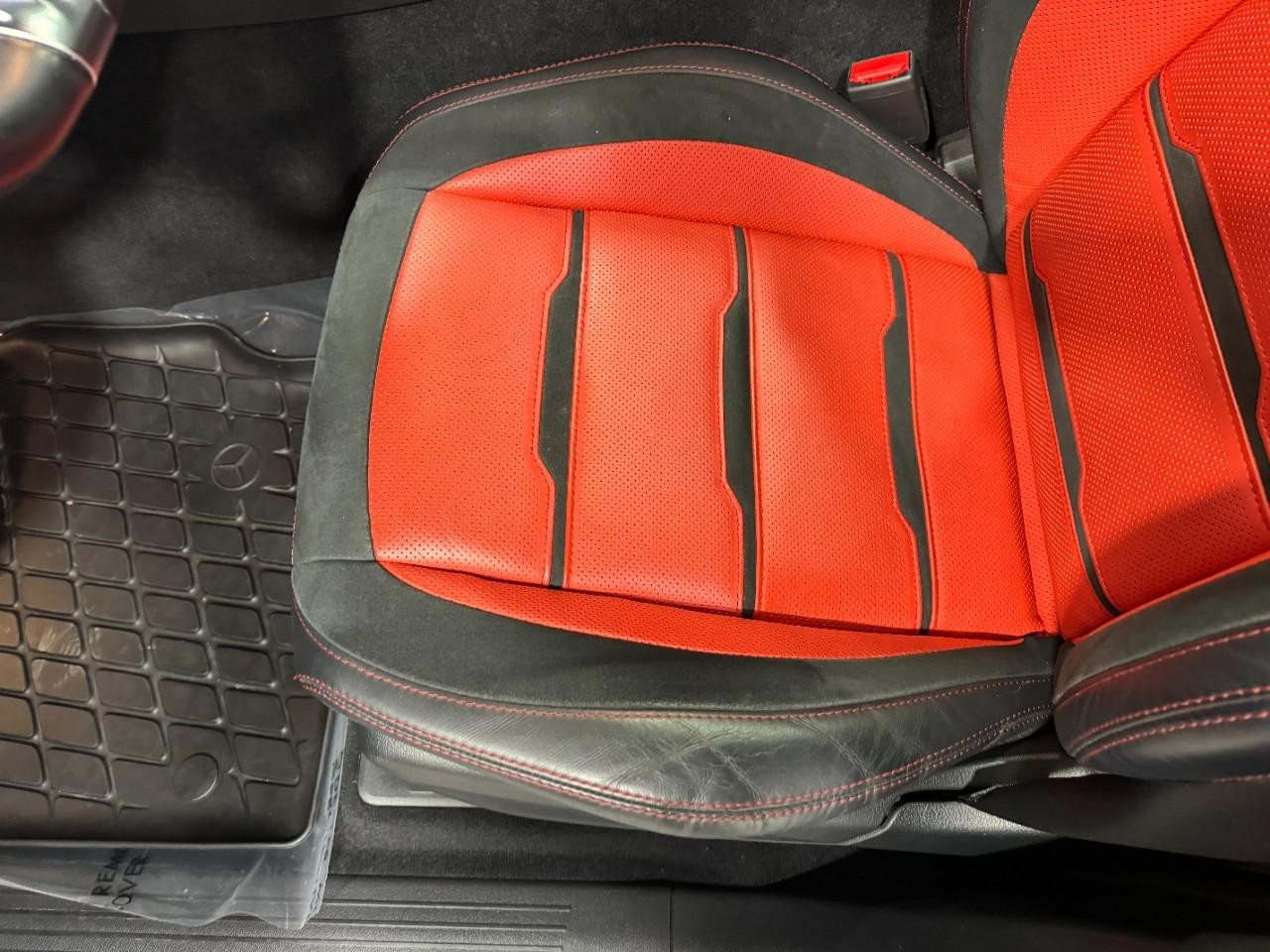 Mercedes-Benz GLE Vehicle Full-screen Gallery Image 29