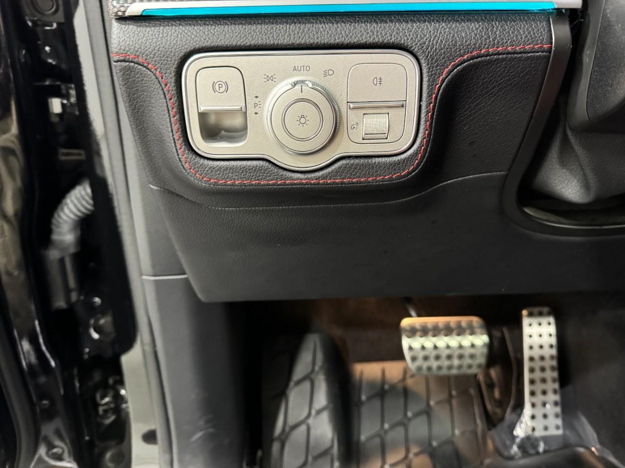 Mercedes-Benz GLE Vehicle Full-screen Gallery Image 30