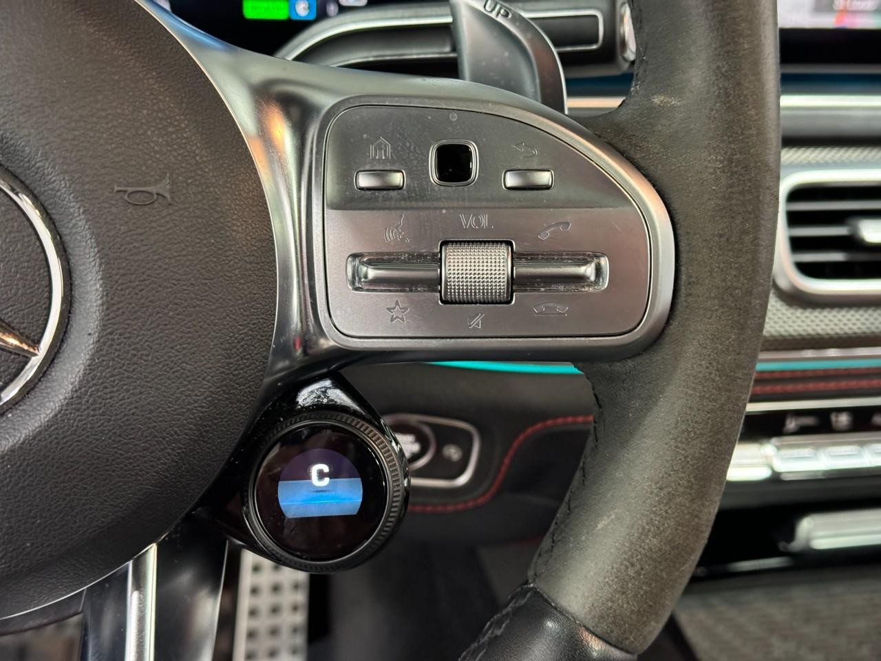 Mercedes-Benz GLE Vehicle Full-screen Gallery Image 32