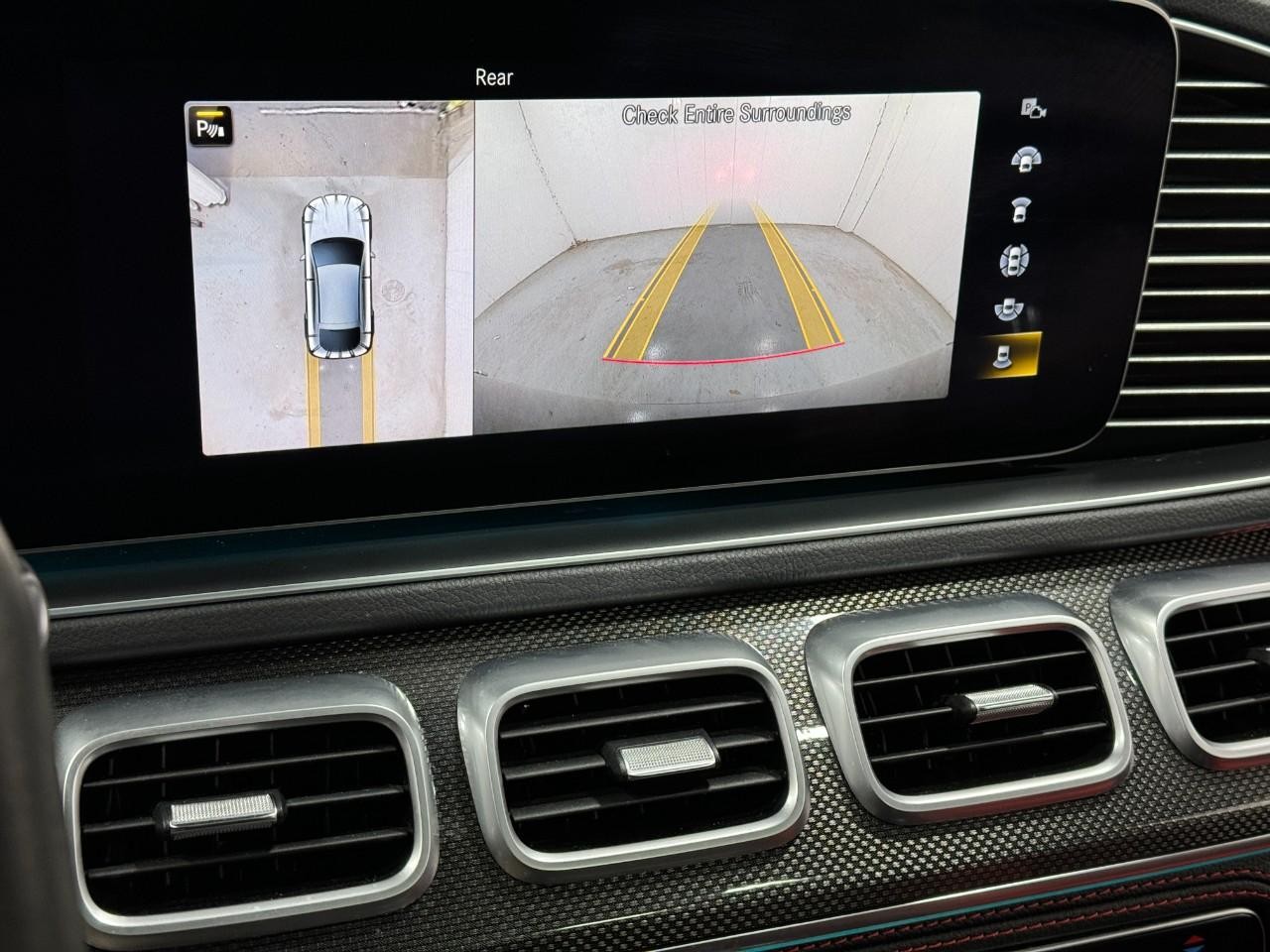 Mercedes-Benz GLE Vehicle Full-screen Gallery Image 35