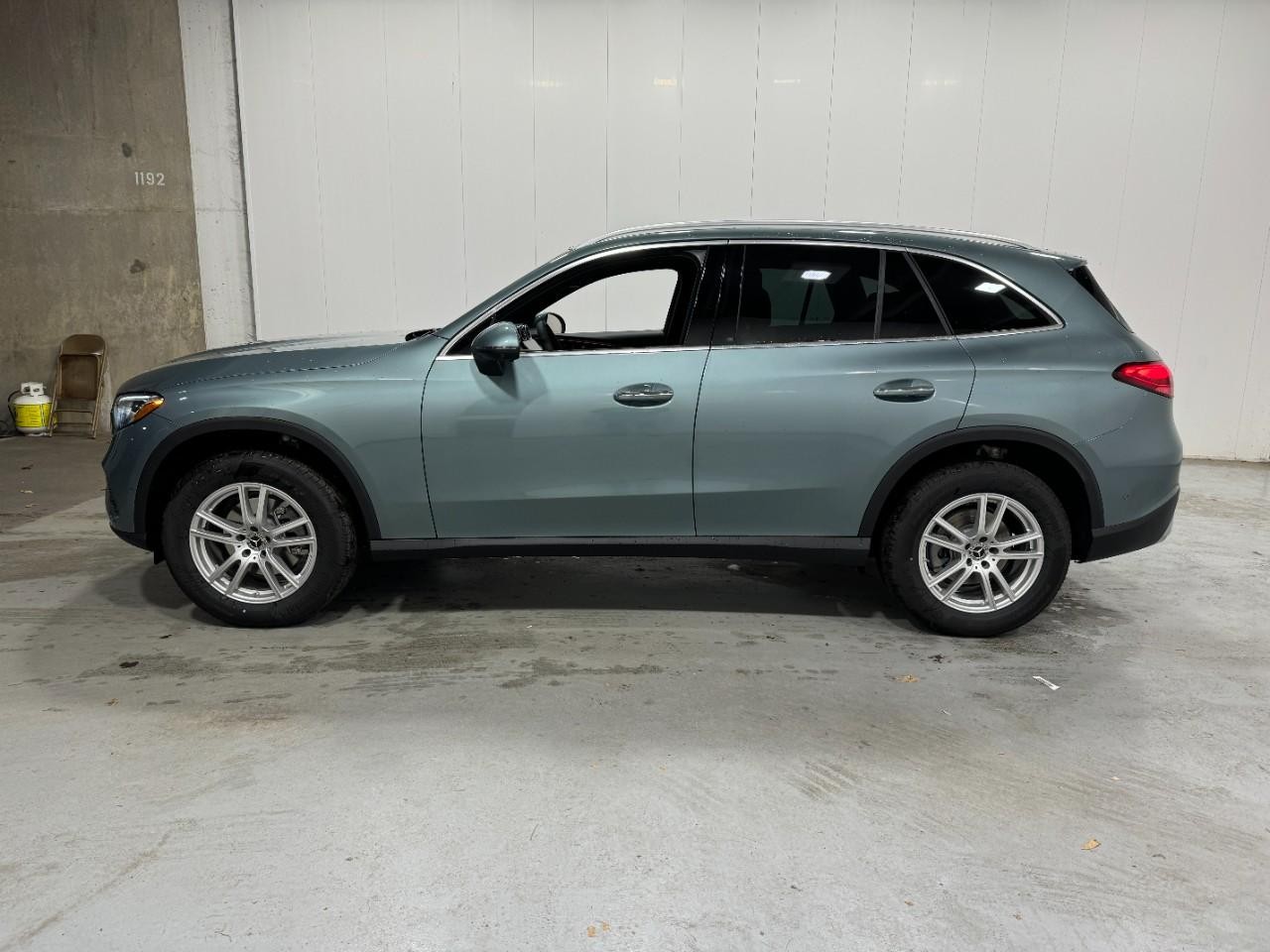 Mercedes-Benz GLC Vehicle Full-screen Gallery Image 2