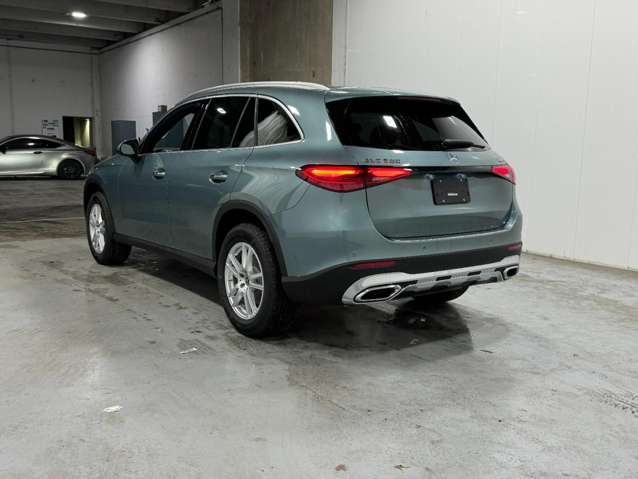 Mercedes-Benz GLC Vehicle Full-screen Gallery Image 3