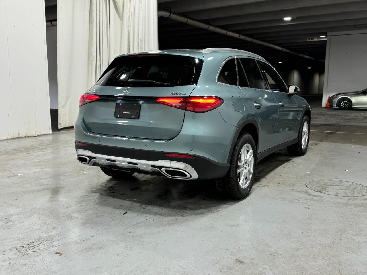 Mercedes-Benz GLC Vehicle Full-screen Gallery Image 4