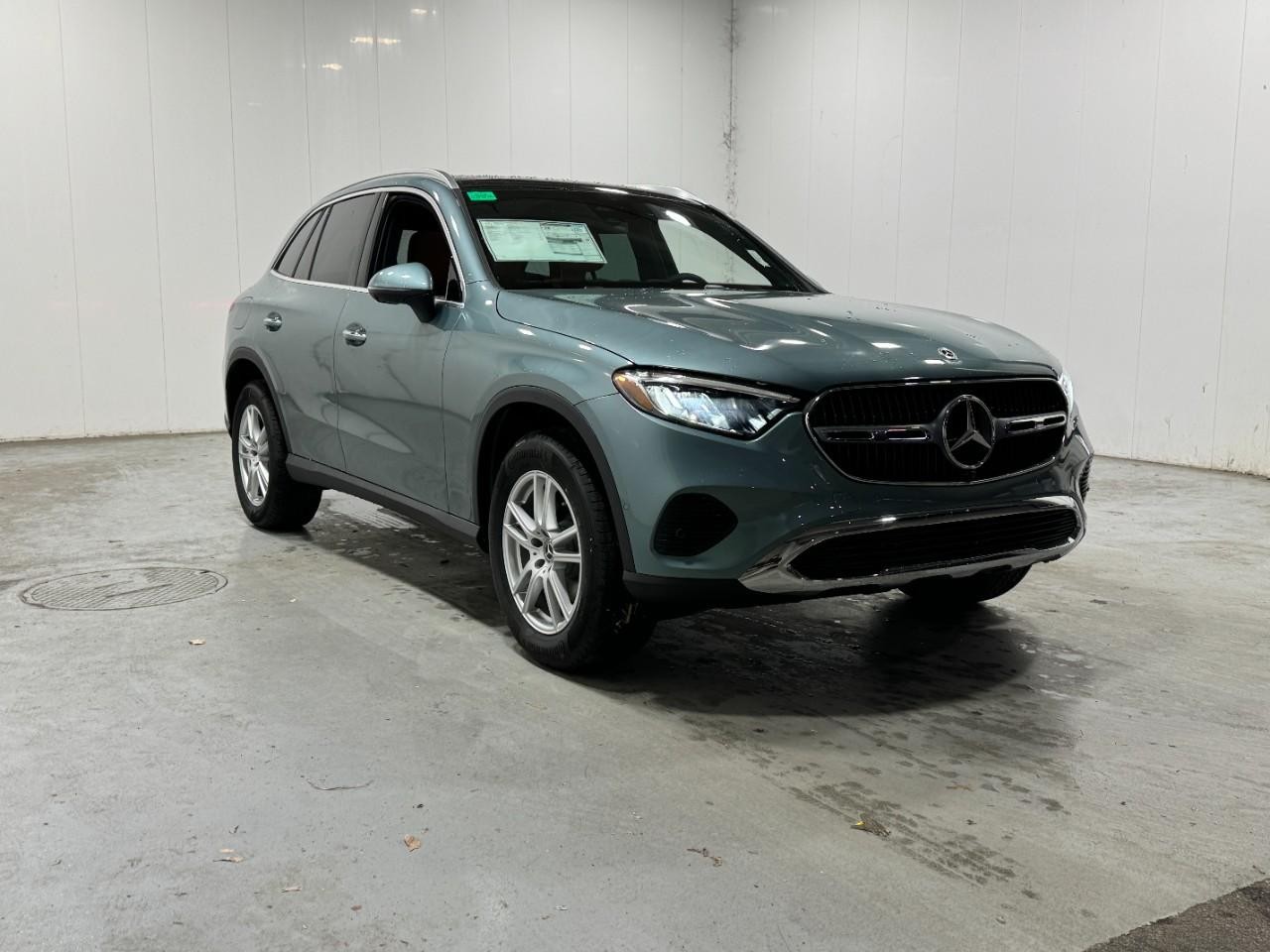 Mercedes-Benz GLC Vehicle Full-screen Gallery Image 6