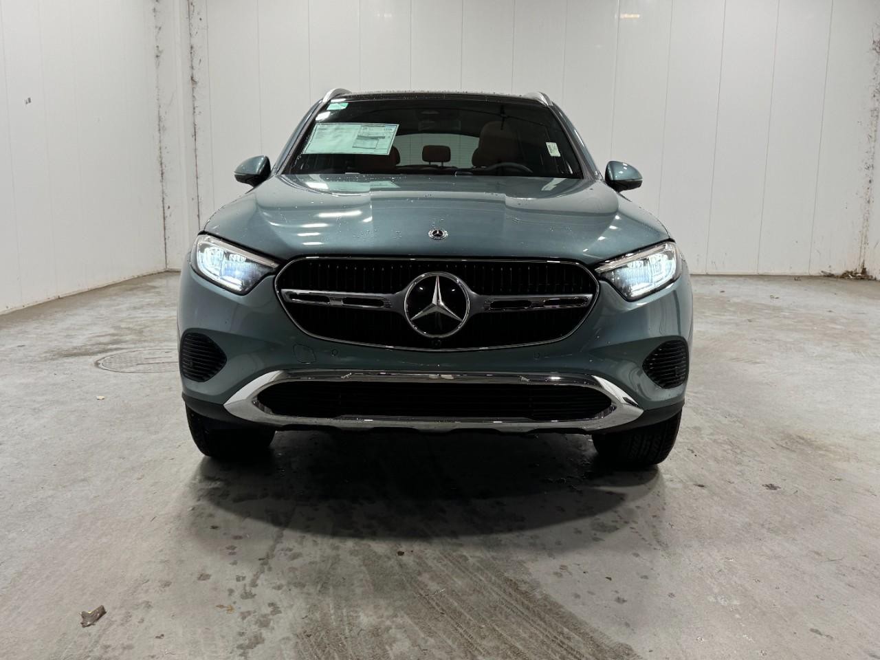 Mercedes-Benz GLC Vehicle Full-screen Gallery Image 7