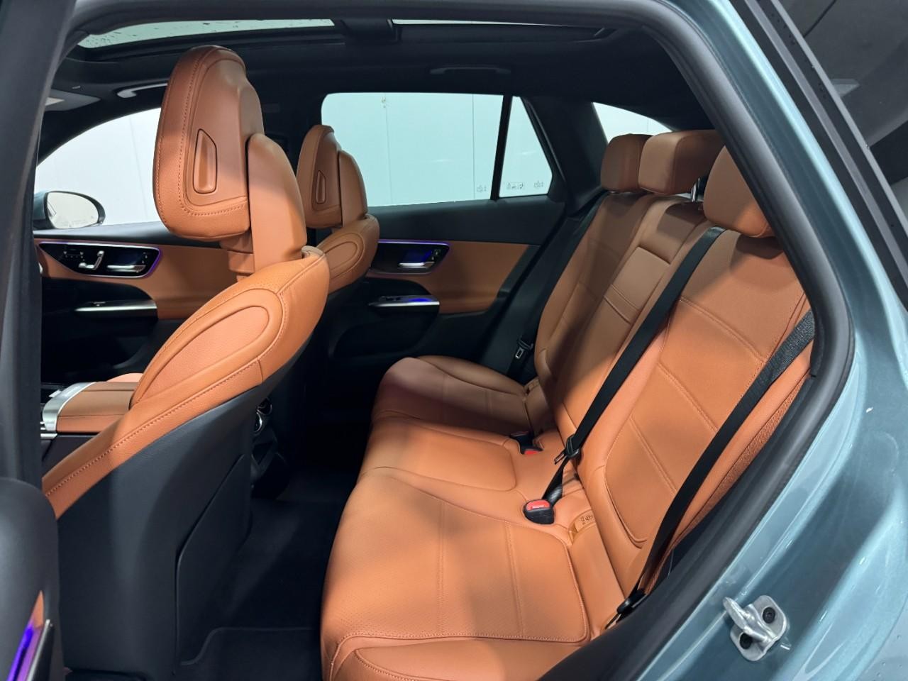 Mercedes-Benz GLC Vehicle Full-screen Gallery Image 8