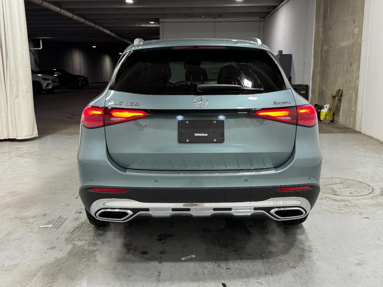 Mercedes-Benz GLC Vehicle Full-screen Gallery Image 9