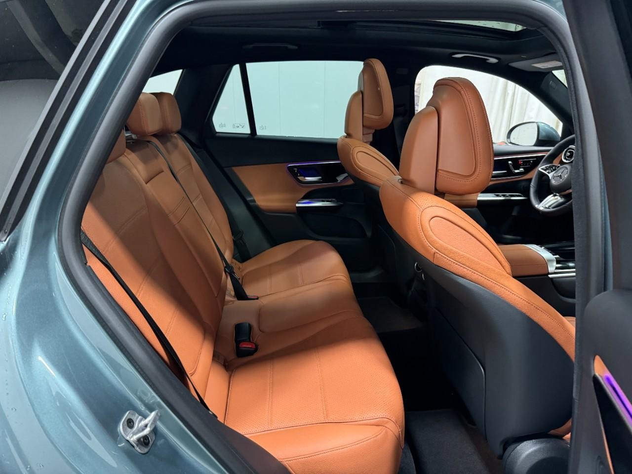 Mercedes-Benz GLC Vehicle Full-screen Gallery Image 10