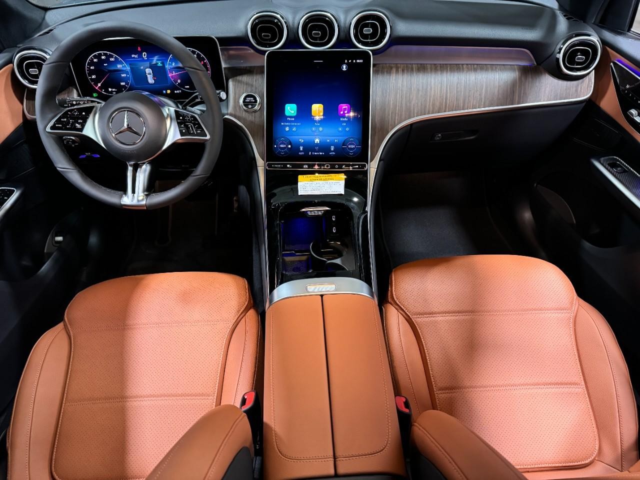 Mercedes-Benz GLC Vehicle Full-screen Gallery Image 12