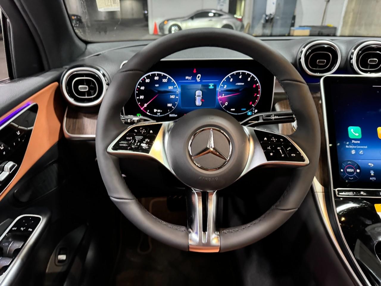 Mercedes-Benz GLC Vehicle Full-screen Gallery Image 13