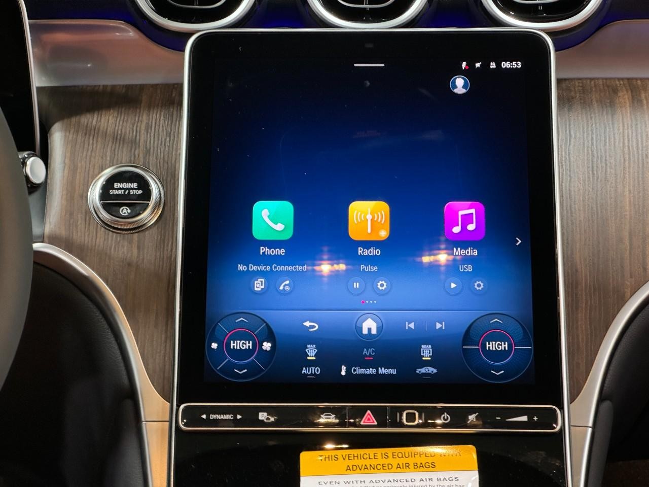 Mercedes-Benz GLC Vehicle Full-screen Gallery Image 14