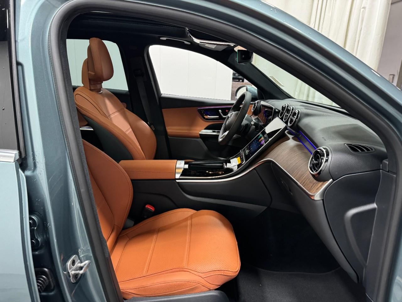 Mercedes-Benz GLC Vehicle Full-screen Gallery Image 16