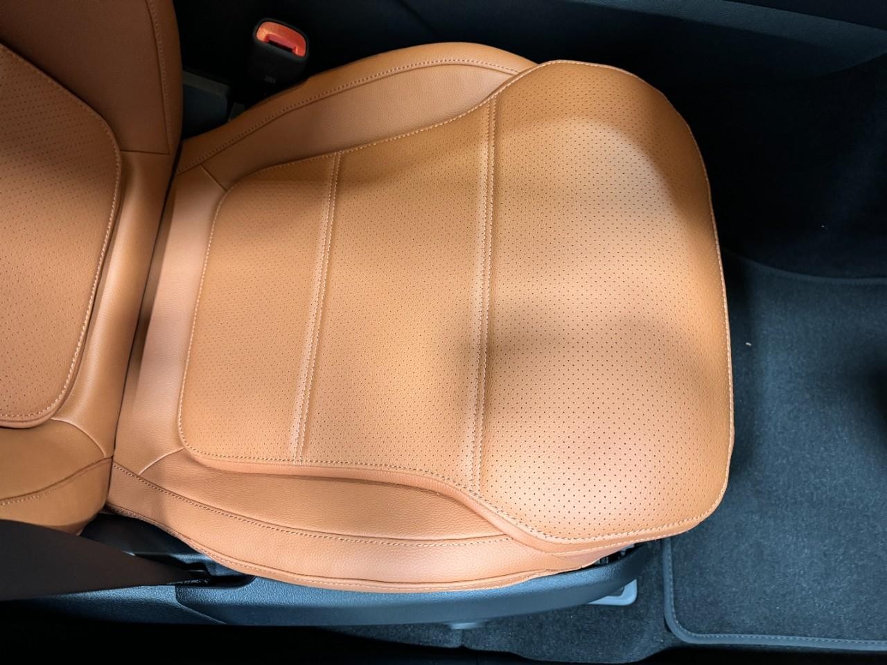 Mercedes-Benz GLC Vehicle Full-screen Gallery Image 17