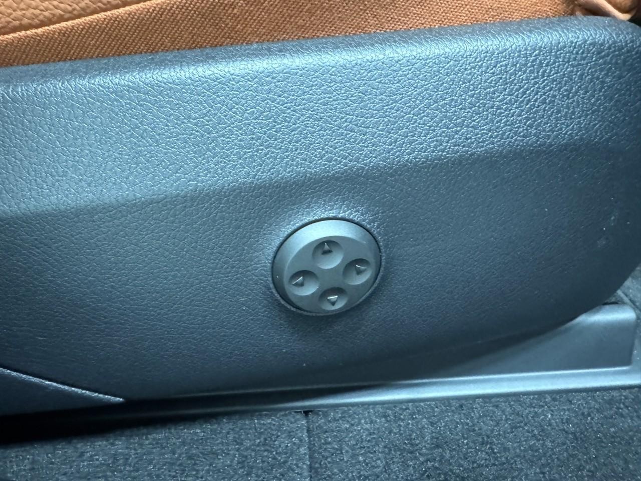 Mercedes-Benz GLC Vehicle Full-screen Gallery Image 18