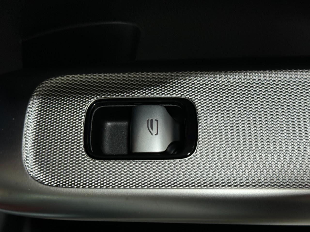 Mercedes-Benz GLC Vehicle Full-screen Gallery Image 21