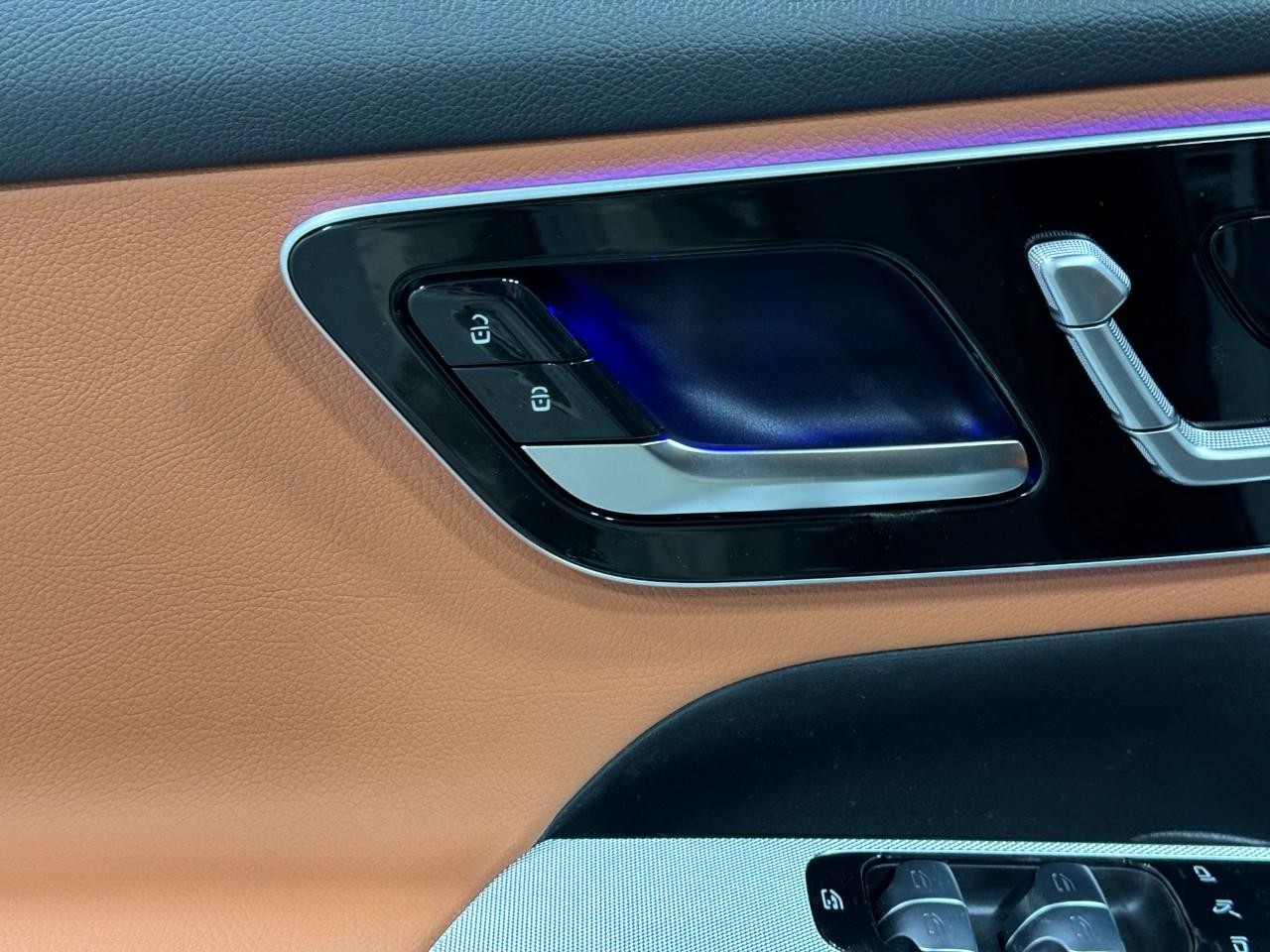 Mercedes-Benz GLC Vehicle Full-screen Gallery Image 23