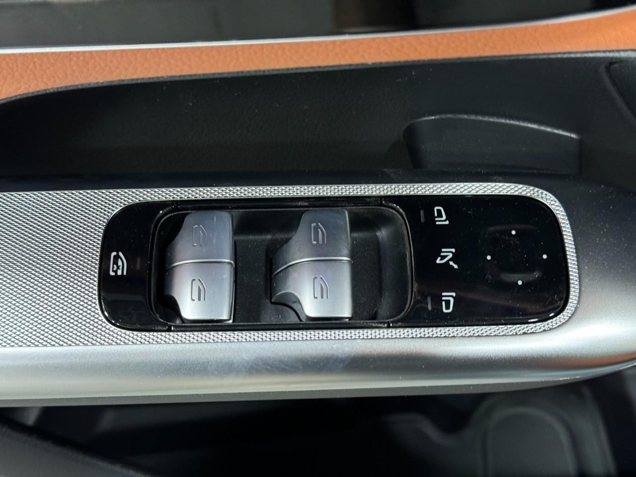 Mercedes-Benz GLC Vehicle Full-screen Gallery Image 24