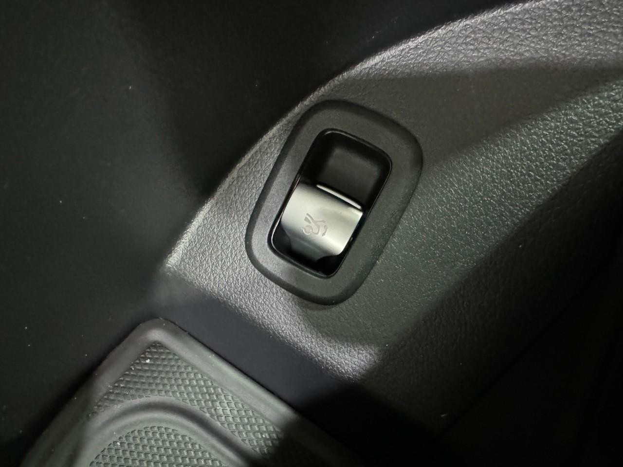 Mercedes-Benz GLC Vehicle Full-screen Gallery Image 25