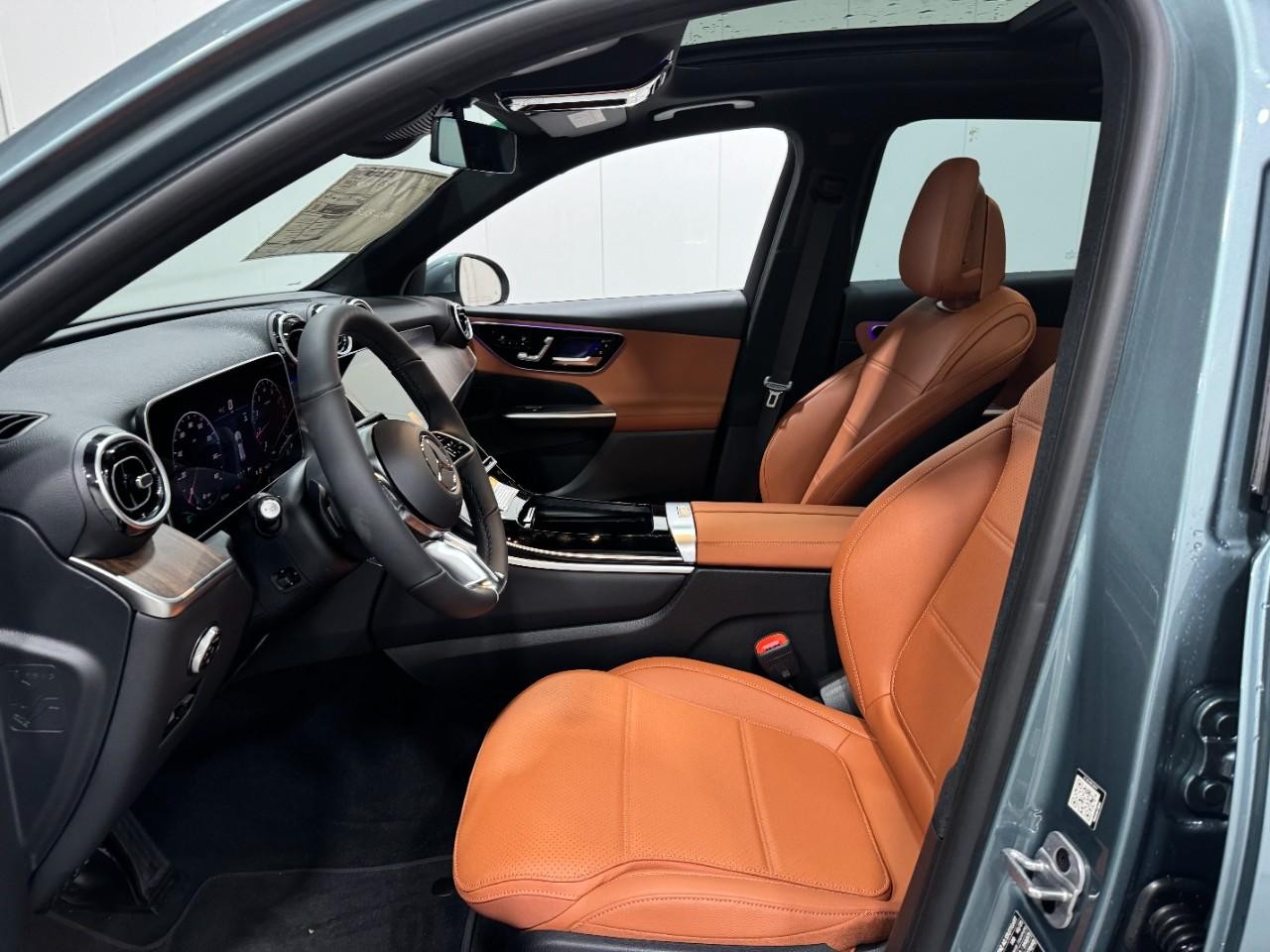 Mercedes-Benz GLC Vehicle Full-screen Gallery Image 26