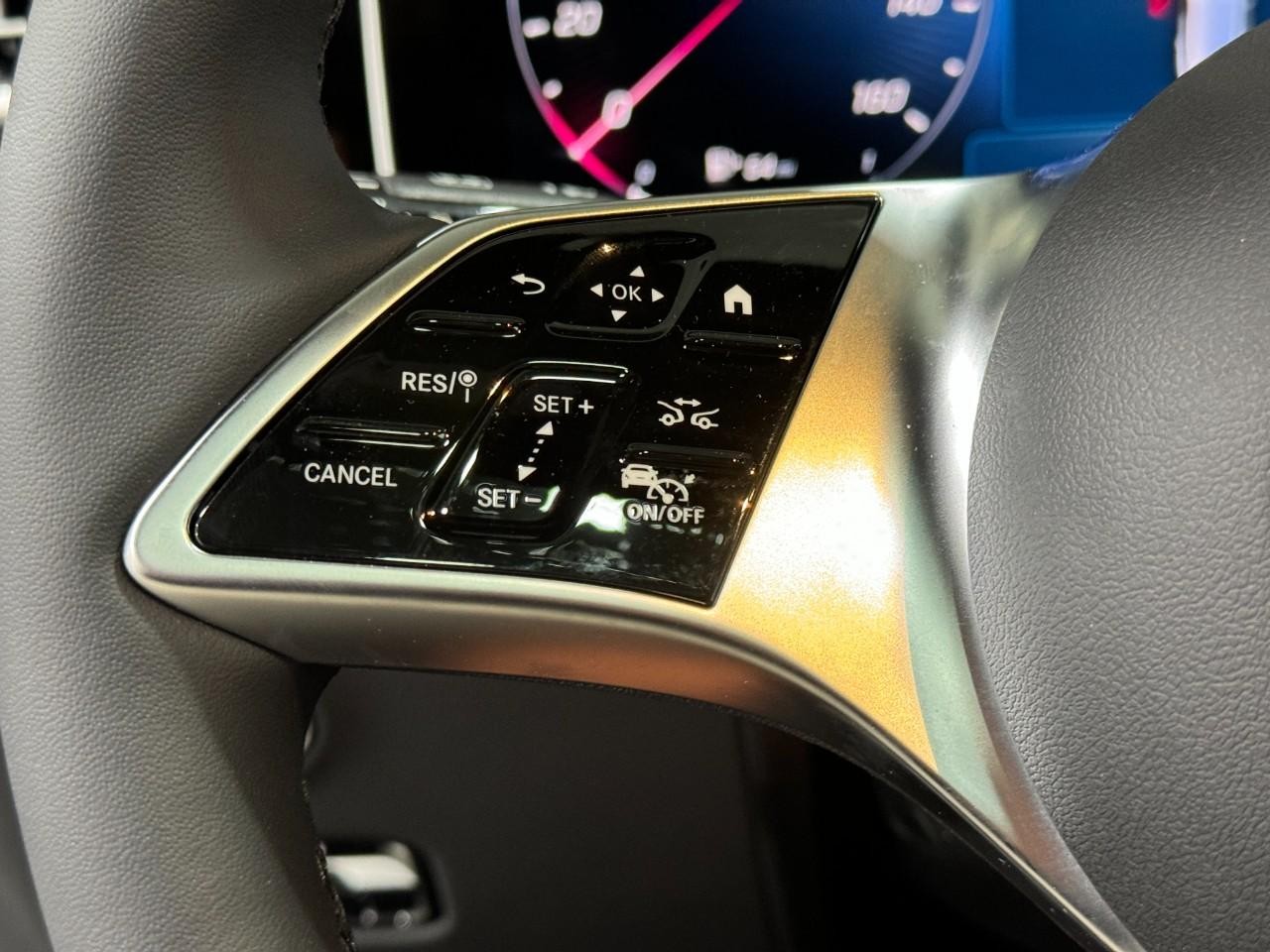 Mercedes-Benz GLC Vehicle Full-screen Gallery Image 30