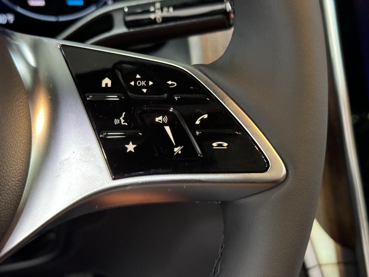 Mercedes-Benz GLC Vehicle Full-screen Gallery Image 31