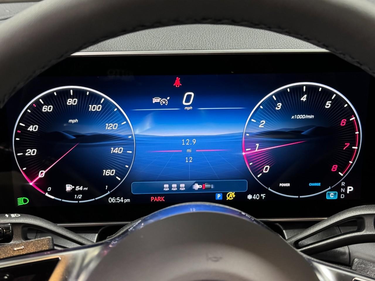 Mercedes-Benz GLC Vehicle Full-screen Gallery Image 32