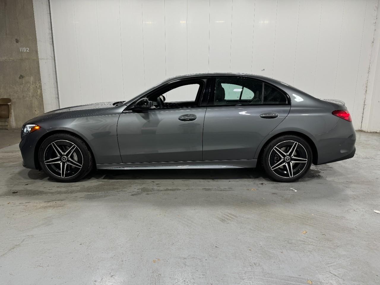 Mercedes-Benz C-Class Vehicle Full-screen Gallery Image 2