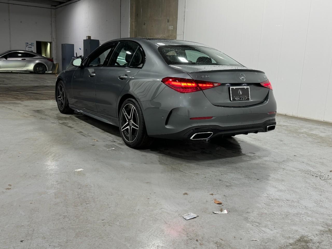 Mercedes-Benz C-Class Vehicle Full-screen Gallery Image 3