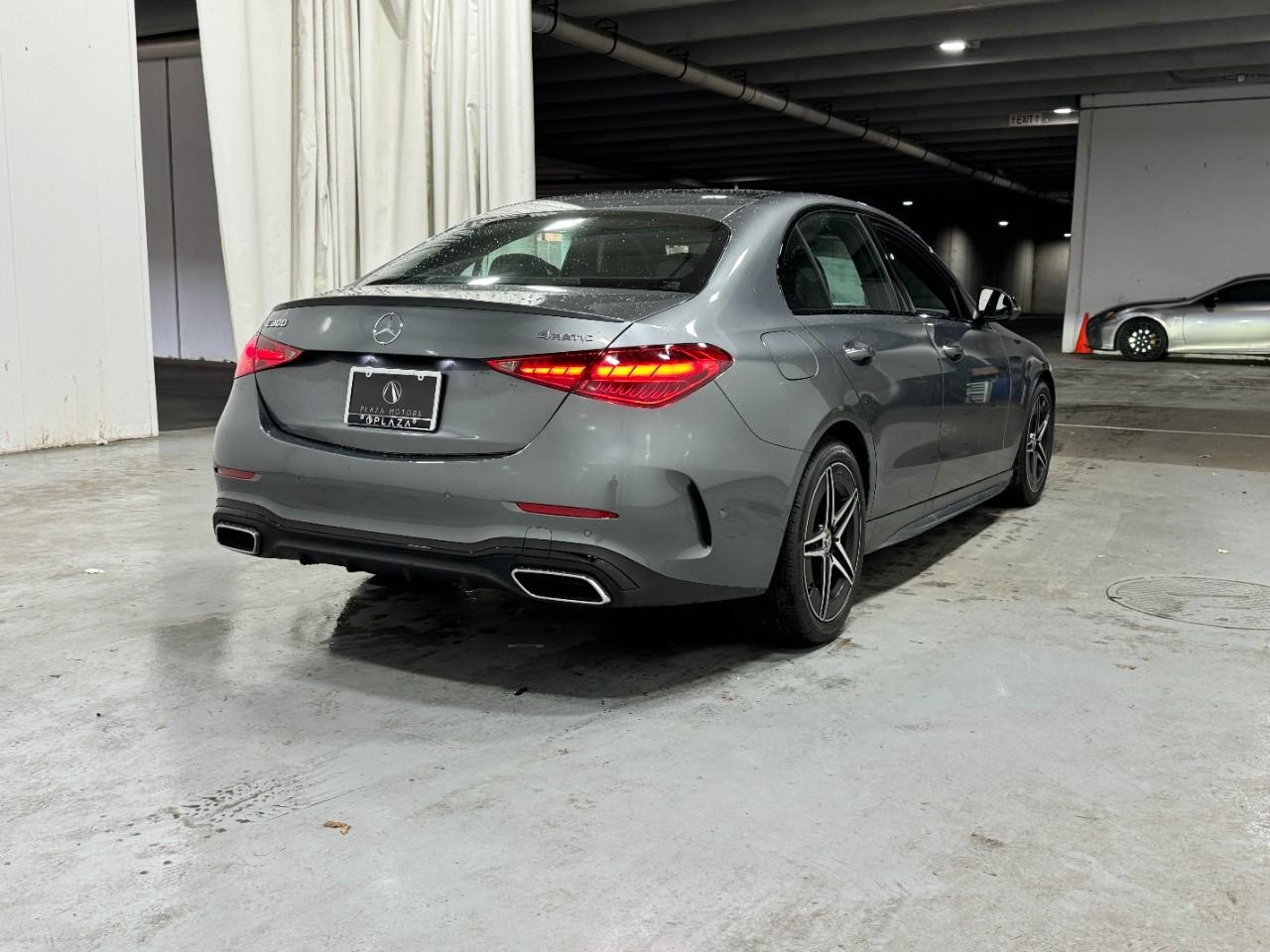 Mercedes-Benz C-Class Vehicle Full-screen Gallery Image 4