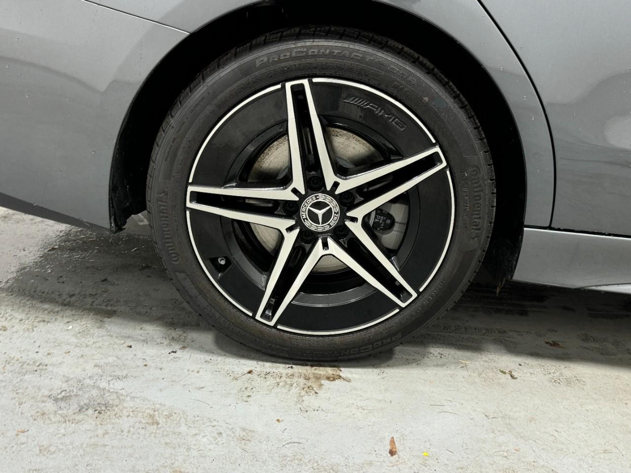 Mercedes-Benz C-Class Vehicle Full-screen Gallery Image 5