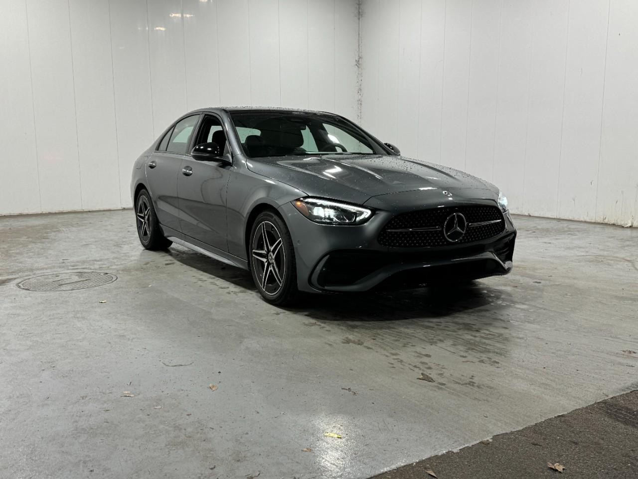 Mercedes-Benz C-Class Vehicle Full-screen Gallery Image 6