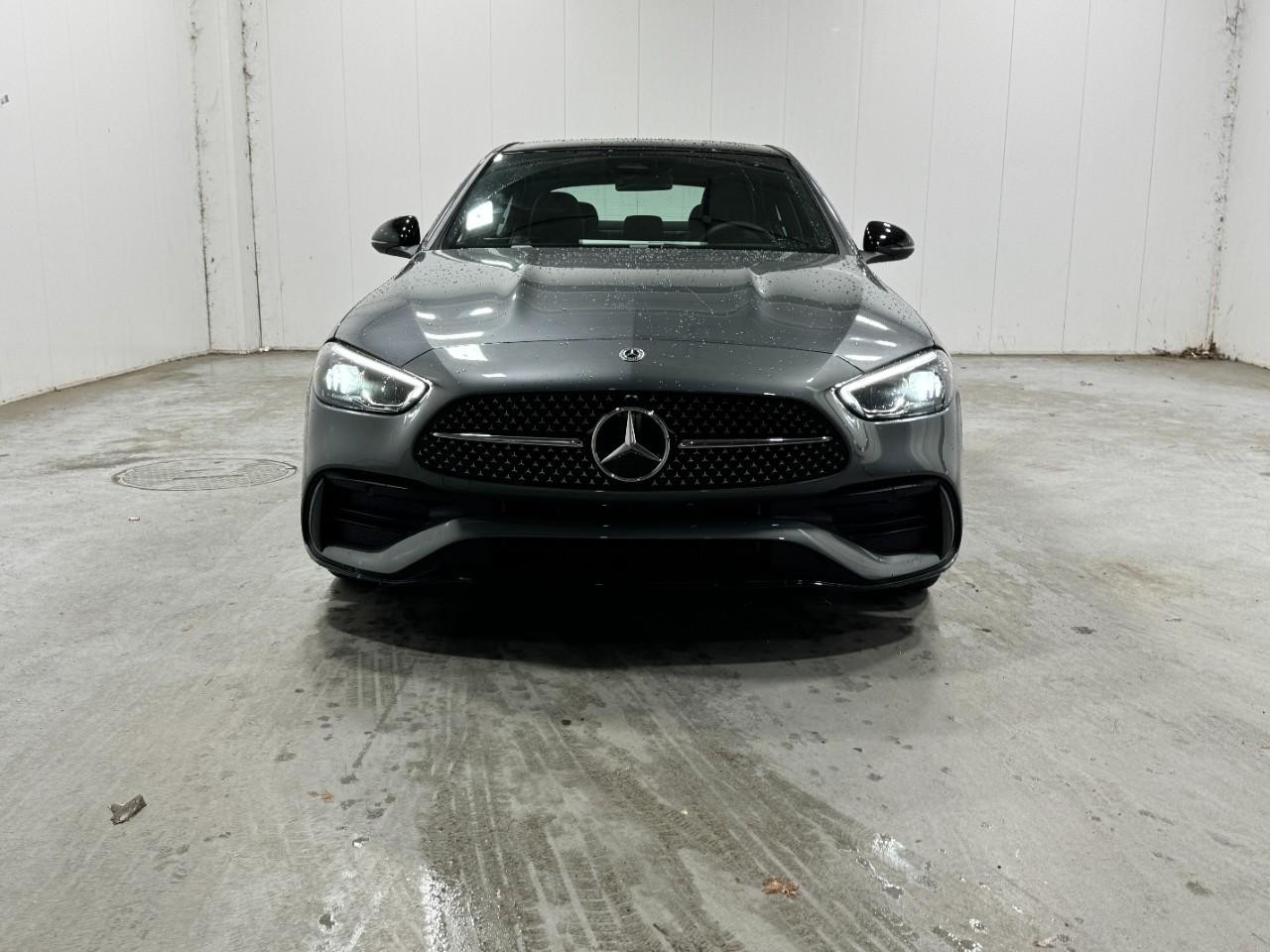 Mercedes-Benz C-Class Vehicle Full-screen Gallery Image 7