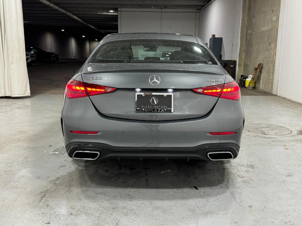 Mercedes-Benz C-Class Vehicle Full-screen Gallery Image 9