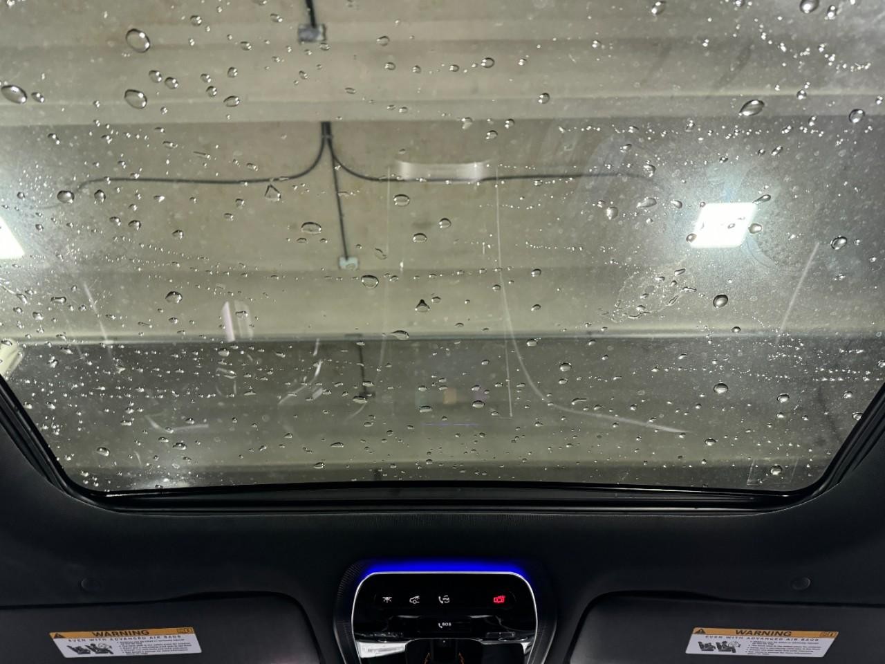 Mercedes-Benz C-Class Vehicle Full-screen Gallery Image 11