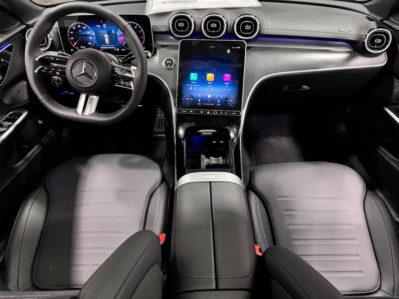 Mercedes-Benz C-Class Vehicle Full-screen Gallery Image 12