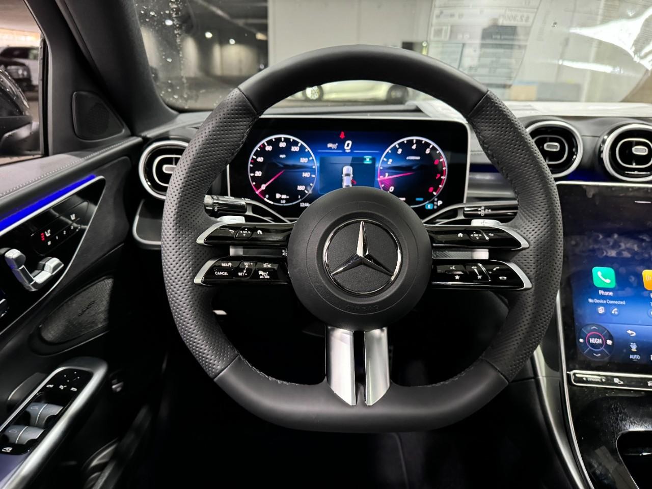 Mercedes-Benz C-Class Vehicle Full-screen Gallery Image 13