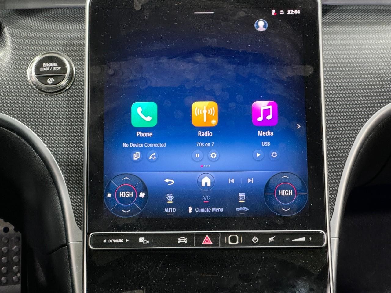 Mercedes-Benz C-Class Vehicle Full-screen Gallery Image 14