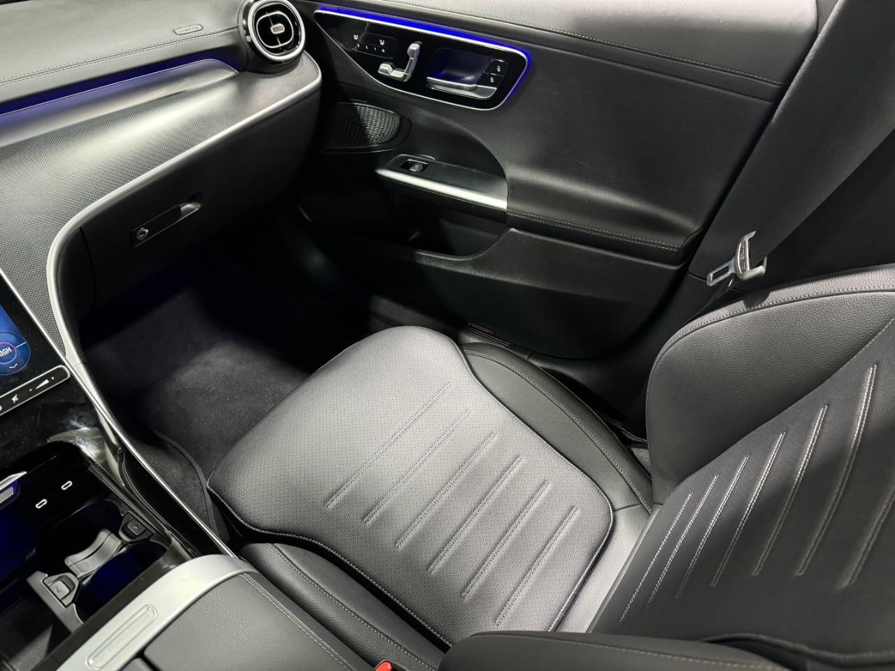 Mercedes-Benz C-Class Vehicle Full-screen Gallery Image 15