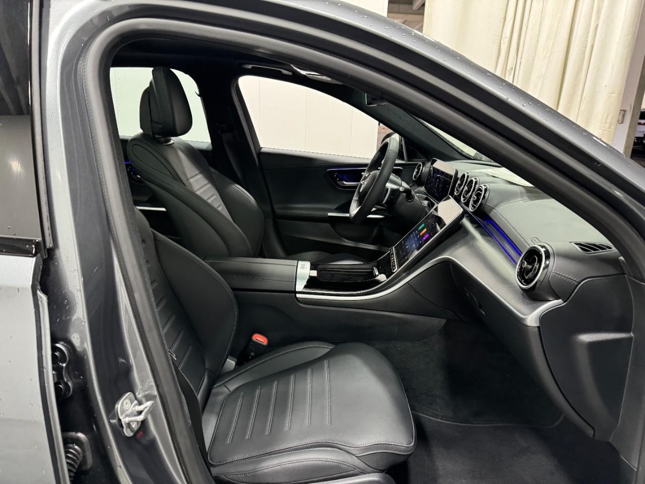 Mercedes-Benz C-Class Vehicle Full-screen Gallery Image 16