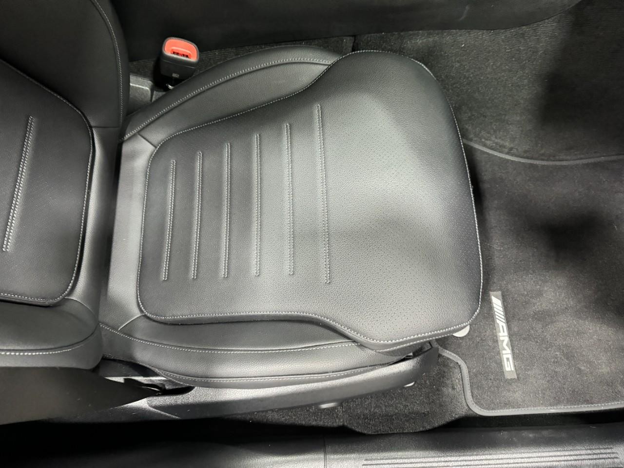 Mercedes-Benz C-Class Vehicle Full-screen Gallery Image 17