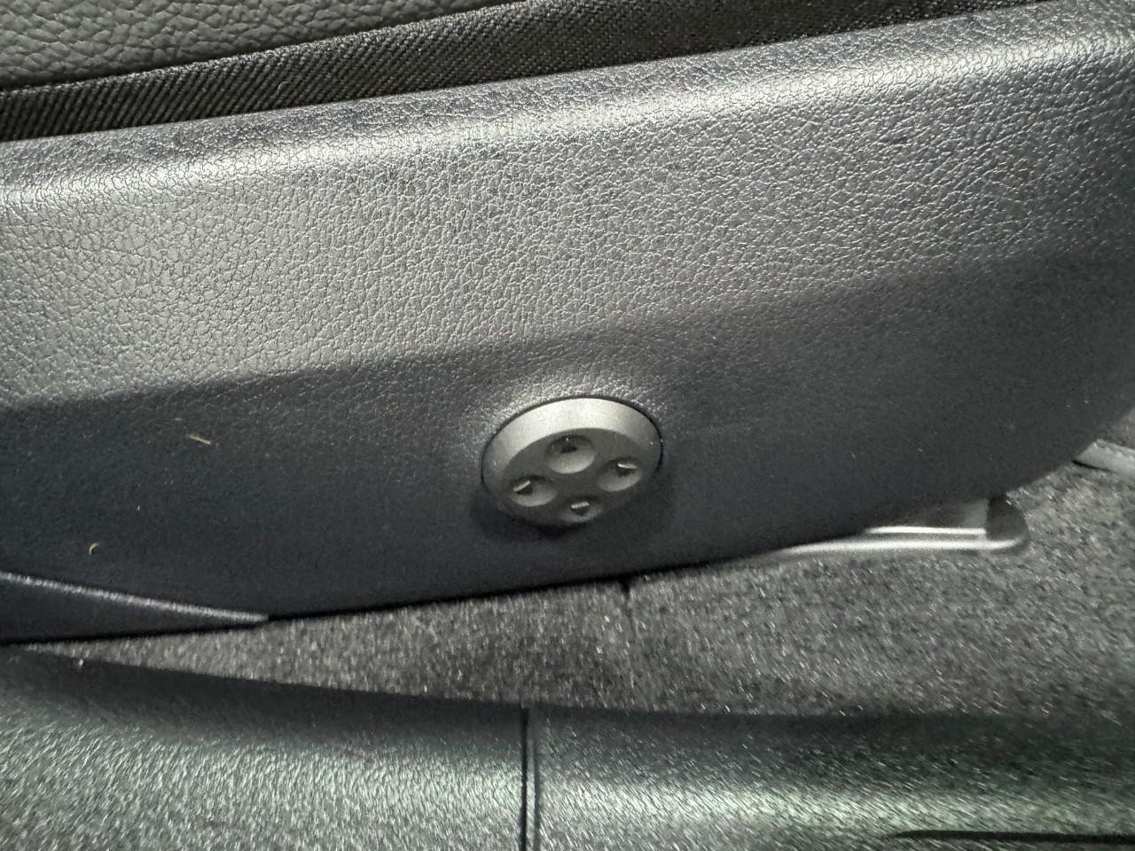 Mercedes-Benz C-Class Vehicle Full-screen Gallery Image 18