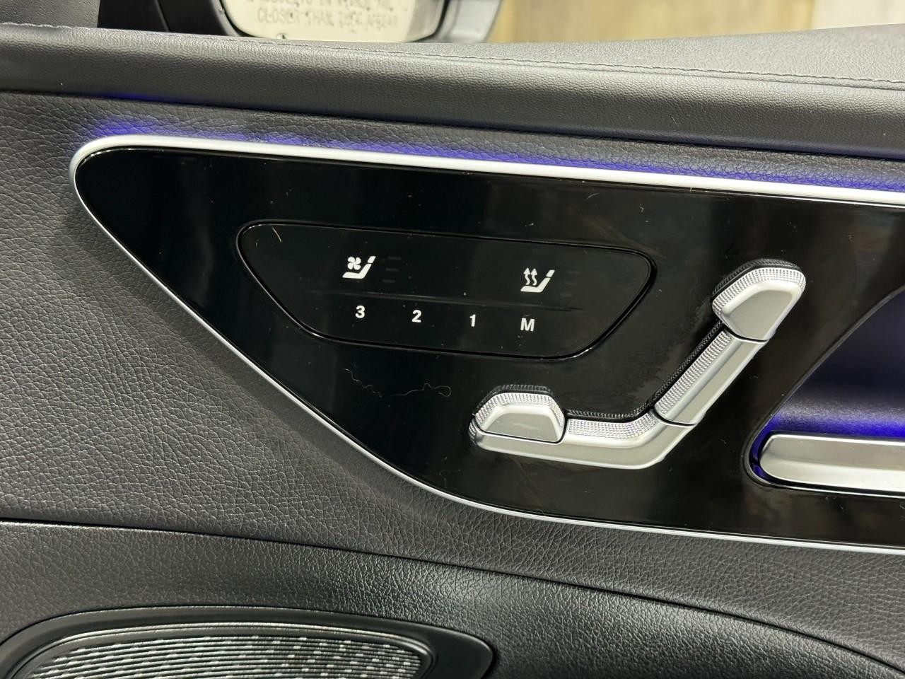 Mercedes-Benz C-Class Vehicle Full-screen Gallery Image 19