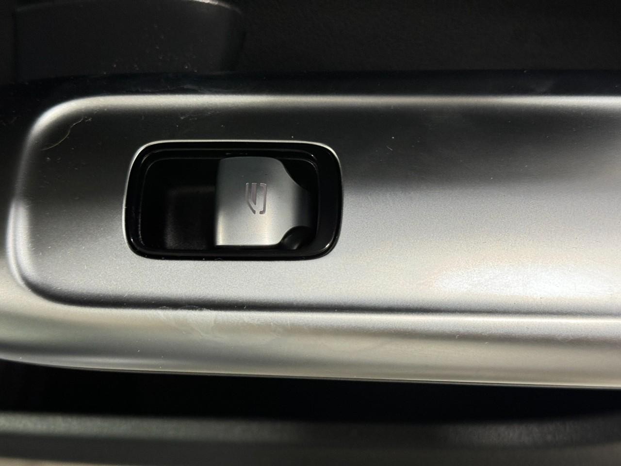 Mercedes-Benz C-Class Vehicle Full-screen Gallery Image 21