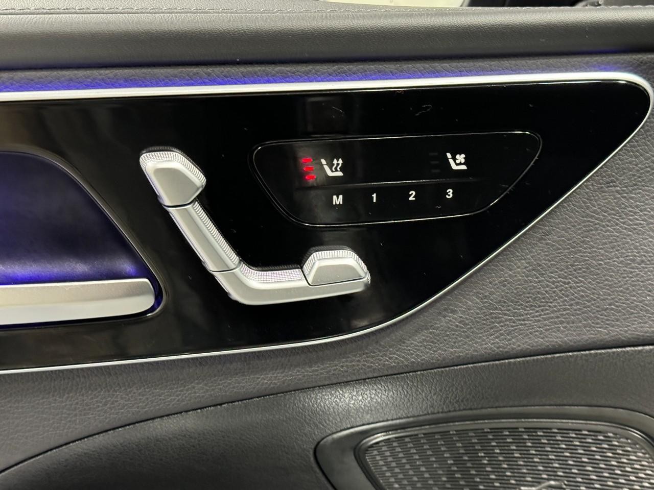 Mercedes-Benz C-Class Vehicle Full-screen Gallery Image 22