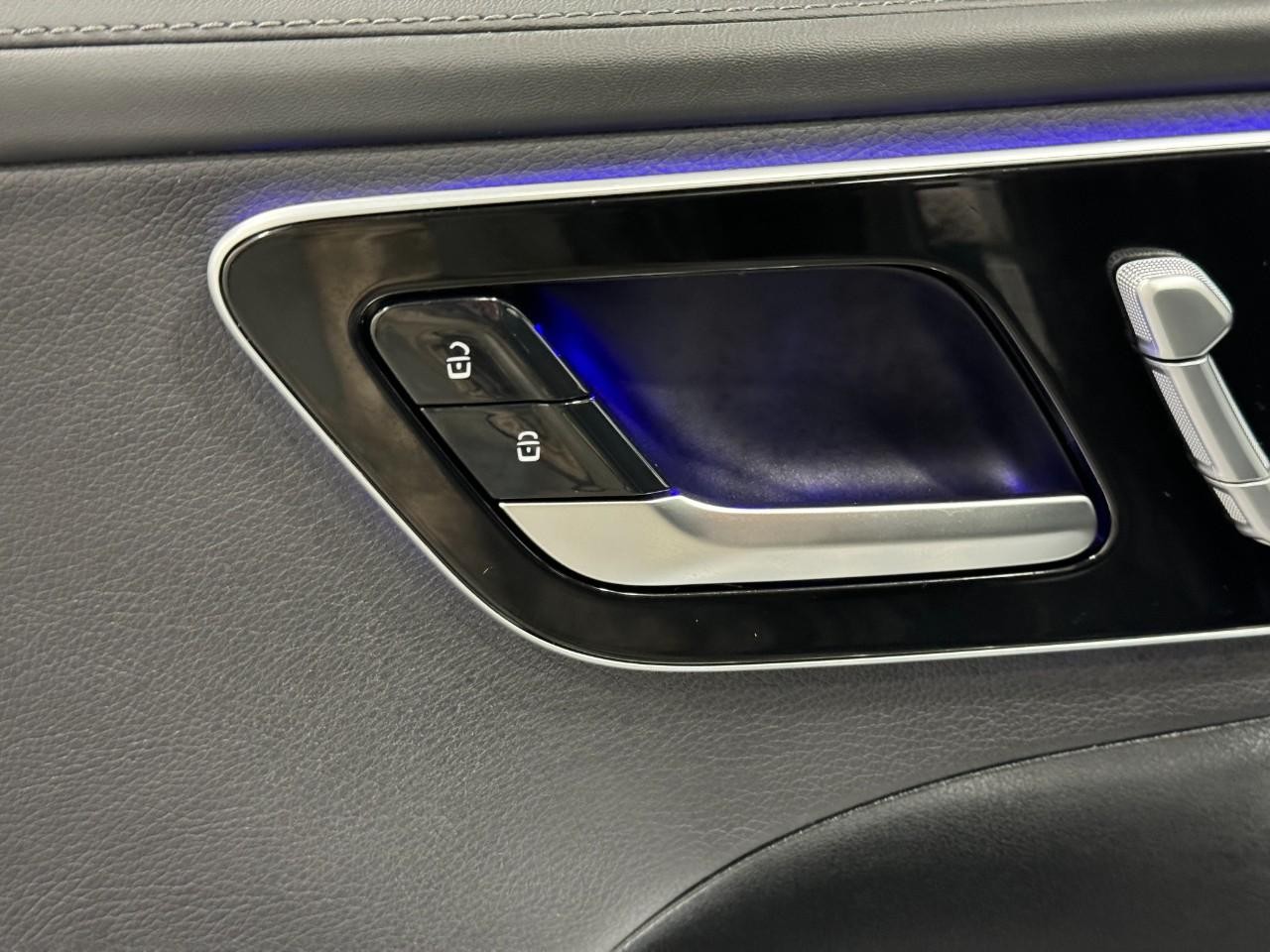 Mercedes-Benz C-Class Vehicle Full-screen Gallery Image 23