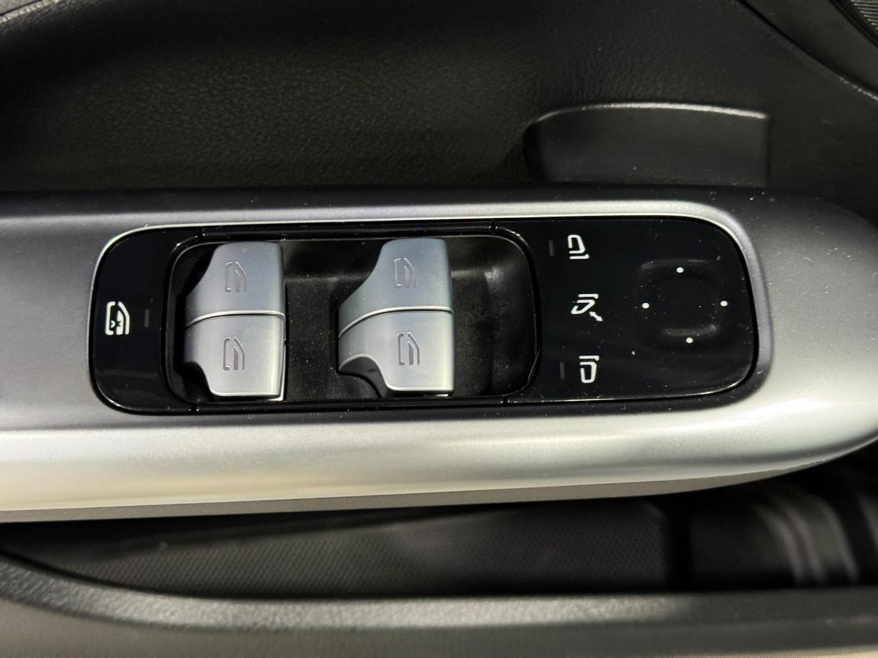 Mercedes-Benz C-Class Vehicle Full-screen Gallery Image 24