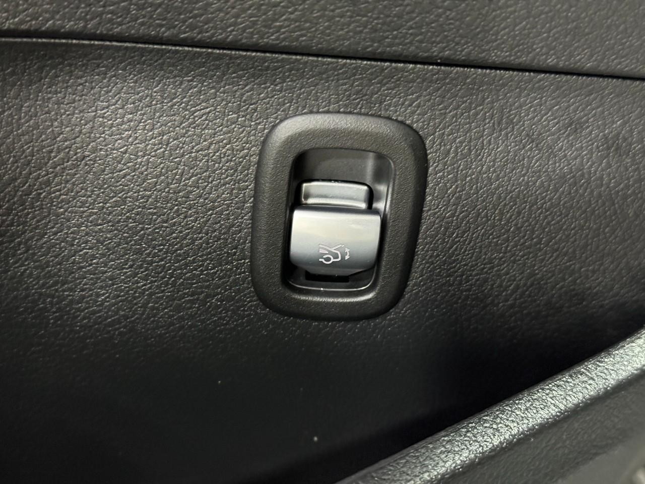 Mercedes-Benz C-Class Vehicle Full-screen Gallery Image 25