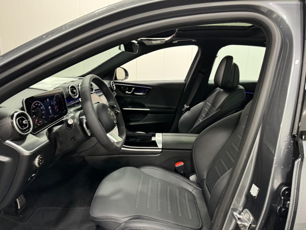 Mercedes-Benz C-Class Vehicle Full-screen Gallery Image 26