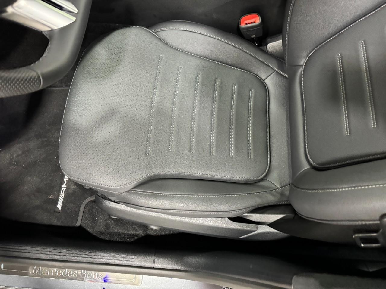 Mercedes-Benz C-Class Vehicle Full-screen Gallery Image 27