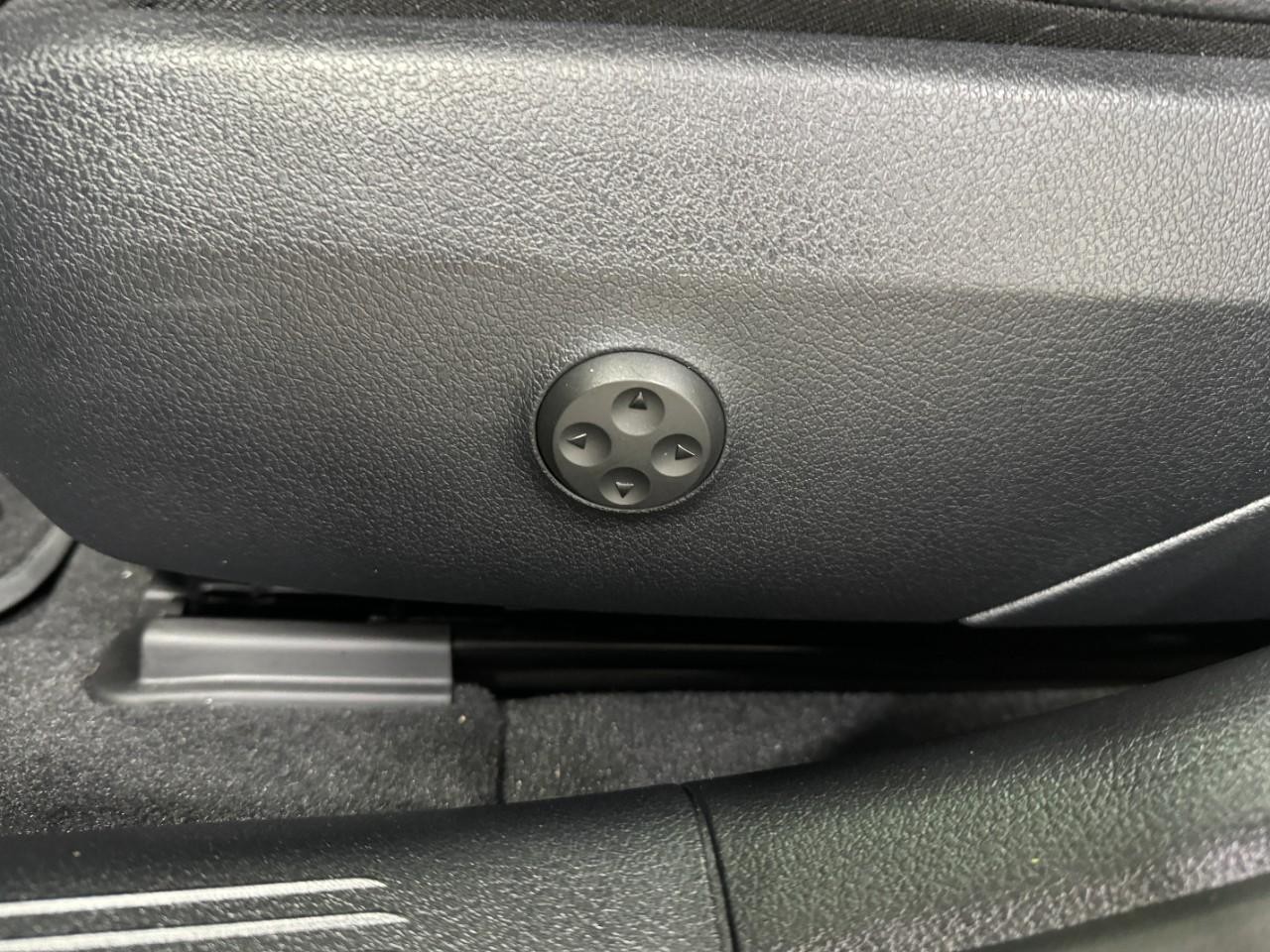 Mercedes-Benz C-Class Vehicle Full-screen Gallery Image 28